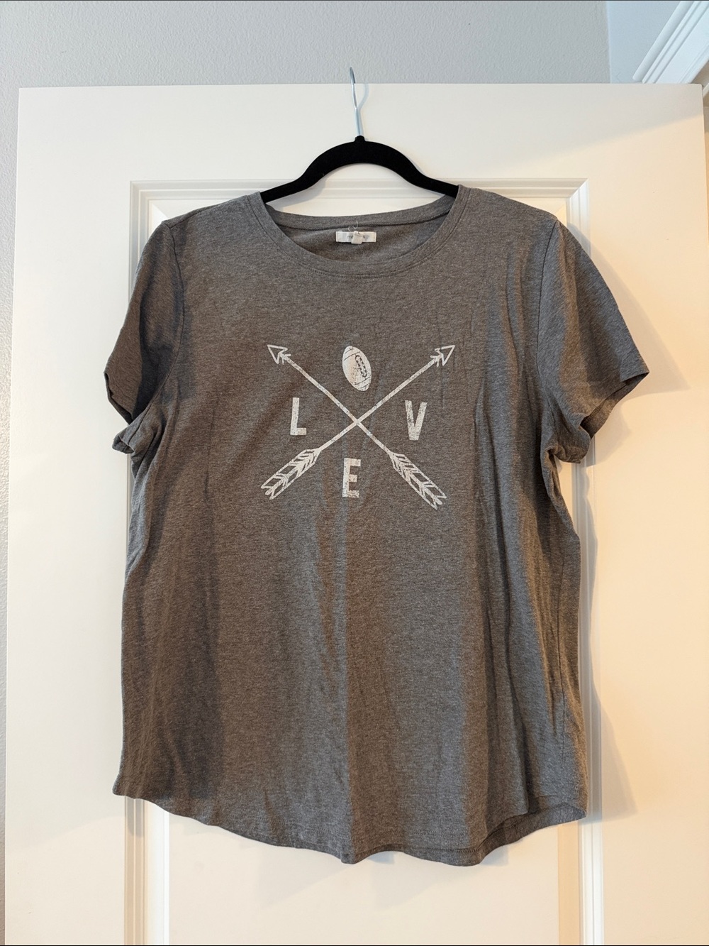 Maurices Heather Gray Short Sleeve Tee with Arrow Graphic